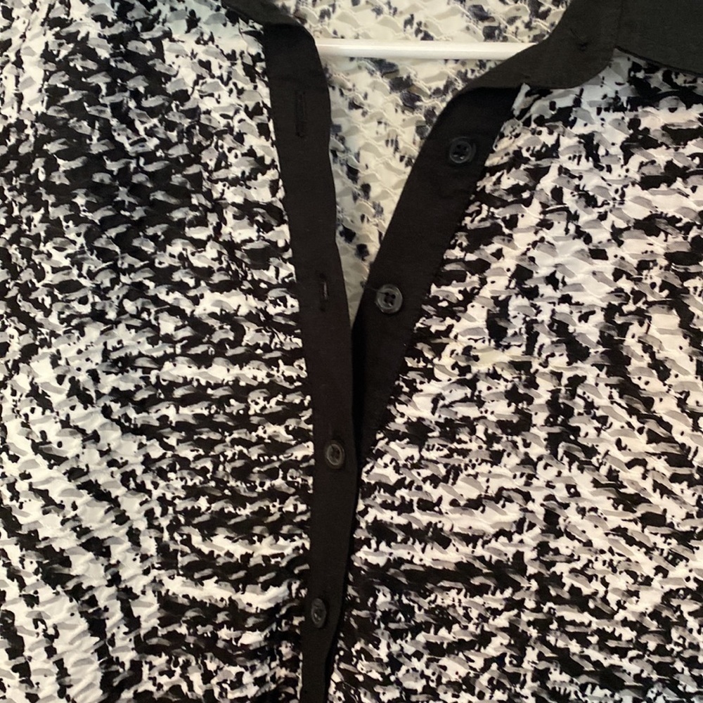 Renuar Mid Button Down Light Weight Sleeveless Tu… - image 3